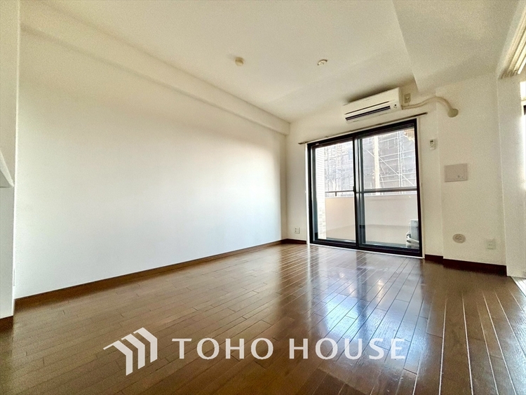 内装 ここはみんなが集い、食事と楽しい会話が始まる場所。話に夢中になりすぎて、ついつい時を忘れ、夜半過ぎになってしまう。そんな束の間の幸せを感じさせてくれます。