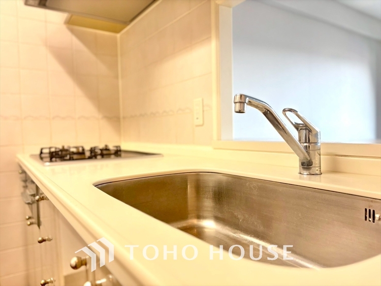 キッチン 手元の収納から、足元の収納までが全てスライド式で、奥のスペースまで有効に活用できます。奥まで上から見渡せるので、たまにしか使わない調理器具もサッと取出せます。