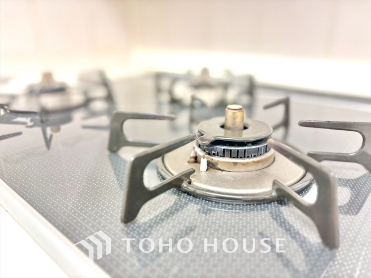 キッチン ◆愛育◆キッチンは家族の絆を育む大切な空間。シンプルで使い易いSystemKitchenで愉しく作る料理は愛情のある美味しいご馳走に。家族で使える広々としたダイニングキッチンです。