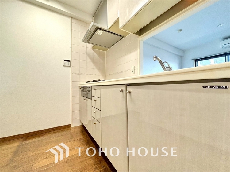 キッチン キッチンは家族の絆を育む大切な空間。シンプルで使い易いシステムキッチンで愉しく作る料理は愛情のある美味しいご馳走に。家族で使えるダイニングキッチンです。