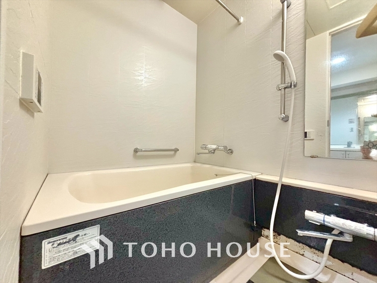 風呂 【浴室】《一日の疲れを落としてくれる場所は、落ち着く場所でなければならない》　高級感溢れるカラーと大きさ・柔らかな曲線で構成された半身浴も楽しめるバスタブが心地よさをもたらします。