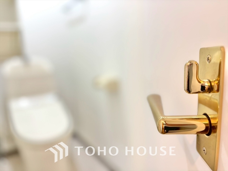 トイレ 清潔感あるホワイト調のクロスと温もり溢れるモダンカラーの床材が見事に調和した本邸宅は、毎日の生活を少しでも快適に過ごして頂ける様に落ち着いた雰囲気作りから行っています。