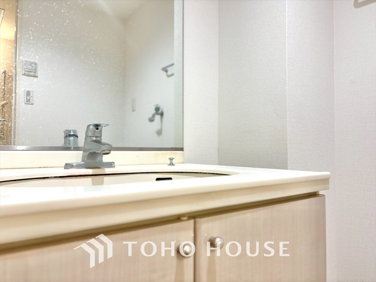 洗面 気持ちの良い朝をつくりだし、夕方には笑顔を取り戻させてくれるミラー。パウダールームはいつでも本来の自分を取り戻せる空間。明るく仕上げてあります。