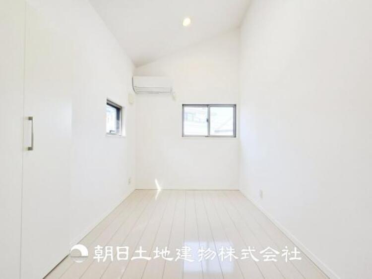 内装 【居室】ご自宅で快適に過ごす条件は、一人ひとり違います。個性が強すぎないシンプルな内装とシンプルなデザインで統一しております。居住していく中であなただけの【幸せマイホーム】を創り上げて下さい。