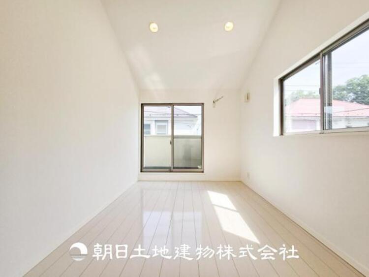 内装 【居室】爽やかな空間演出とセンス良く纏められた室内は良質な寛ぎ空間。そこで暮らす大切な人達のことを考え造りこんだ空間は日々の生活に安らぎを与えてくれます。