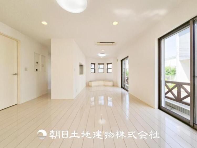 居間 【リビング】1日の中で最も長い時間を過ごすことになるリビングだからこそ、いつも笑顔があふれる空間であるように。広々とした空間から幸せな未来を。1日の中で最も長い時間を過ごすリビングは、笑顔があふれる空間です。広々とした空間から幸せな未来を。