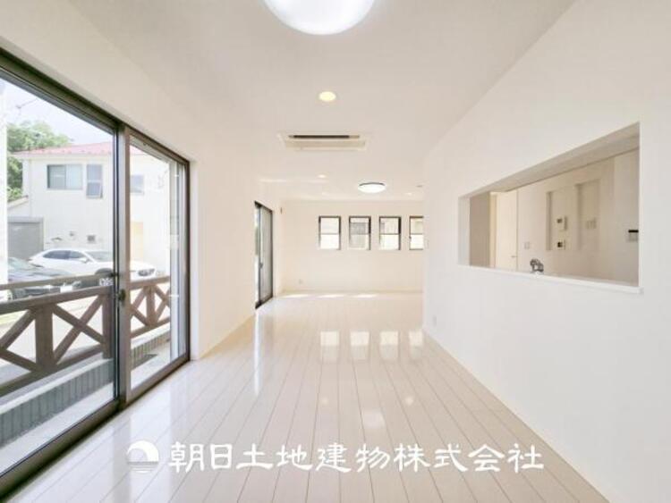 居間 【リビング】 開放的で明るい空間が広がるLDK。リビングには暖かな太陽が降り注ぎ、爽やかな住空間です。お友達を呼んでお茶をしたり、一緒に料理を楽しみながら楽しい時間を。 