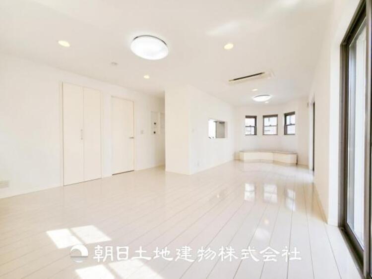 居間 【ダイニング】 温かい色合いのフローリングと清々しい爽やかなクロスが明るい空間を創り出しているダイニングキッチン。ゆっくりと過ごす空間に相応しく、ここで楽しむ時間が家族や友人との絆をより深めてくれそうです。 
