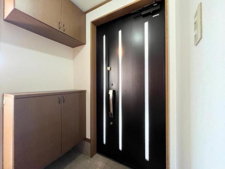 その他 ●〇お客様を迎える玄関は落ち着いた雰囲気。帰る度に洗練されたテイストの空間に迎えられ誇りと喜びを感じる玄関まわりです。そんな安らぎに満ちた生活空間を予感させる生活イメージが湧き出てきそうな物件です〇●