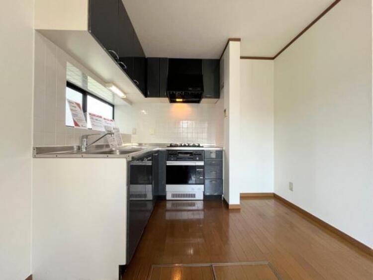 キッチン ●〇家族で並んでクッキング。皆でわいわい楽しく作るお料理は愛情たっぷりのごちそうに。キッチンで過ごす家族時間は大人になっても心に残る素敵なオンリーワンの思い出に。食後の片付けも苦にならない空間です〇●