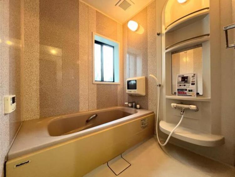 風呂 ●〇ユニットバスはゆったりとくつろげる1坪タイプ。足までしっかりと伸ばせる浴槽は心身ともにしっかりと疲れを癒してくれます。お子様と一緒の入浴でも充分な広さです。バスルームは疲れを癒すくつろぎの場所〇●