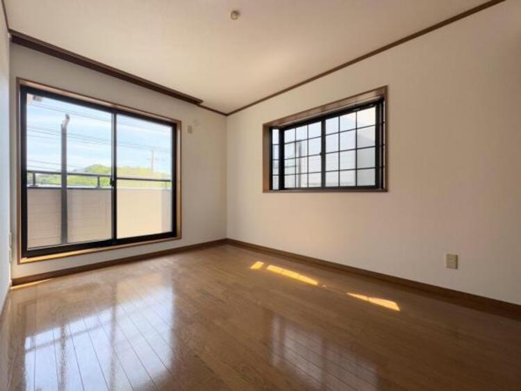 その他 ●〇バルコニーに大きく面した掃出し窓から光が降りそそぐ開放的な居室です。大きな窓からは、太陽の光はもちろん、爽やかな風が部屋一面に吹き抜けます。部屋のこもったニオイもすぐに換気することが出来ます　〇●