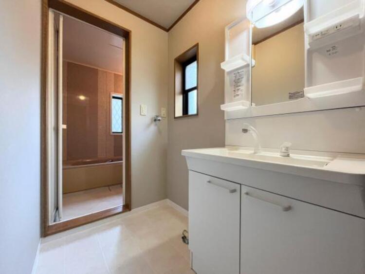 洗面 ●〇平日の朝であっても、落ち着きとくつろぎを感じられる。歯磨き粉が行方不明になるようなごちゃごちゃ感も解消。収納力の高い洗面所です。　コーディネートされた空間で気持ちよく身だしなみを整えられます　〇●