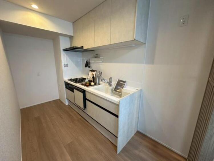 キッチン ゆとりのあるキッチンスペース。食洗機や吊戸棚収納など嬉しい設備仕様です。 