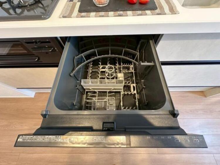 キッチン ビルトイン食洗機で食後の負担を軽減。高温洗浄と乾燥で、手洗いより清潔・快適、経済的です。 