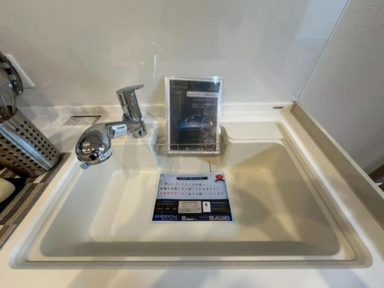 キッチン 鍋や大皿も洗える広々としたシンクです。