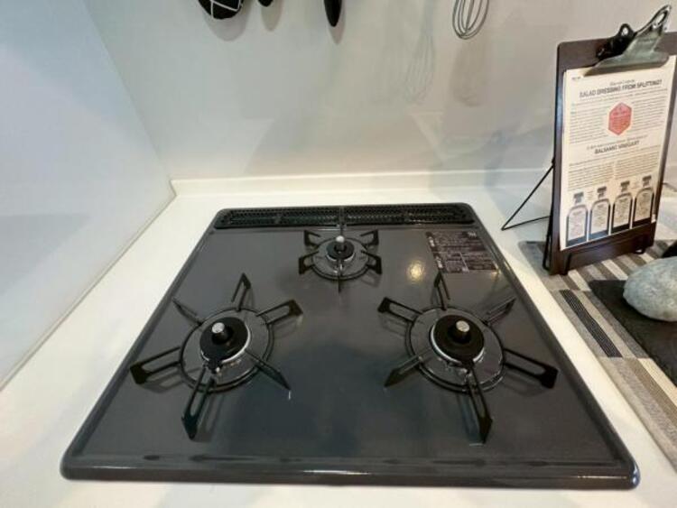 キッチン 毎日の料理に嬉しい3口コンロ。グリルもあり色んなレシピを楽しめそうです。 