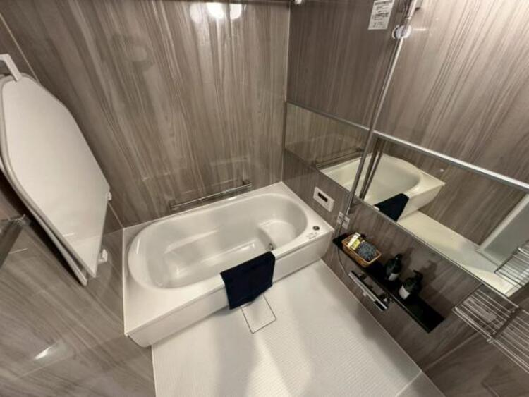 風呂 浴室乾燥機付きのバスルーム。足を伸ばしてリラックスができる安らぎの空間です 