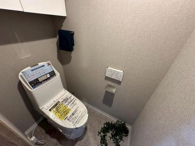 トイレ 明るく清潔感のある節水型ウォシュレットトイレです 