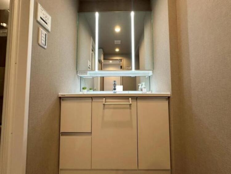 洗面 ライン照明がホテルライクな印象のすっきりとした洗面台 