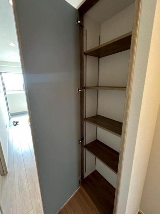 収納 高さのあるLDK収納には掃除機などもすっきりとしまえます 