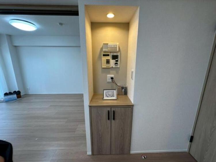 設備 充電ステーションとして使えるリビングカウンターは、扉付き収納に小物をしまえます