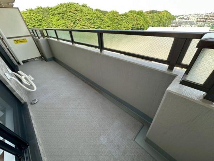 バルコニー 最上階につき道路からの視線も気にならず、開放感あふれるバルコニーです