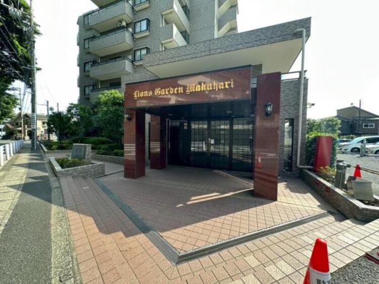 エントランス 前面道路は歩道が整備されており、お子様の通学なども安心です