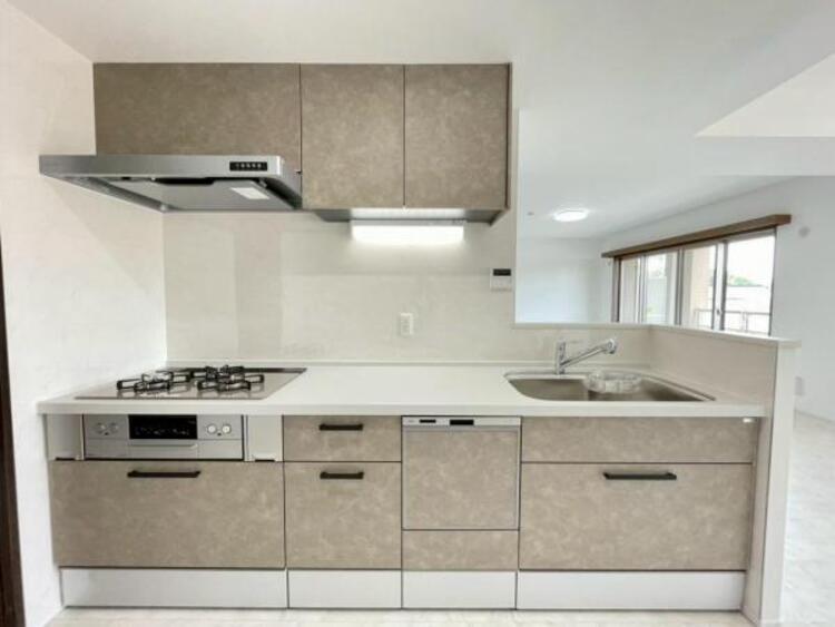 キッチン 広々とした食洗機付きキッチン。対面式でお料理中もご家族の気配を感じられます 