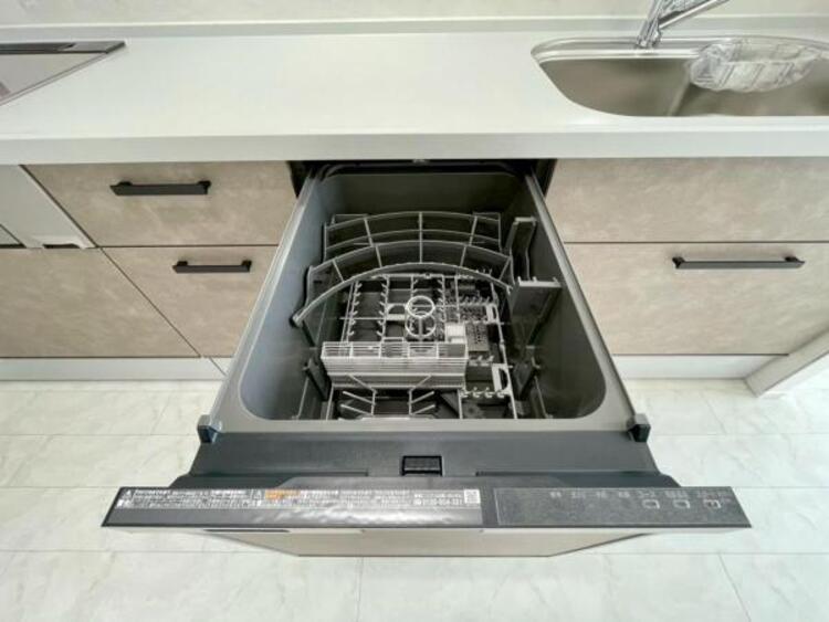 キッチン ビルトイン食洗機で食後の負担を軽減。高温洗浄と乾燥で、手洗いより清潔・快適、経済的です。 