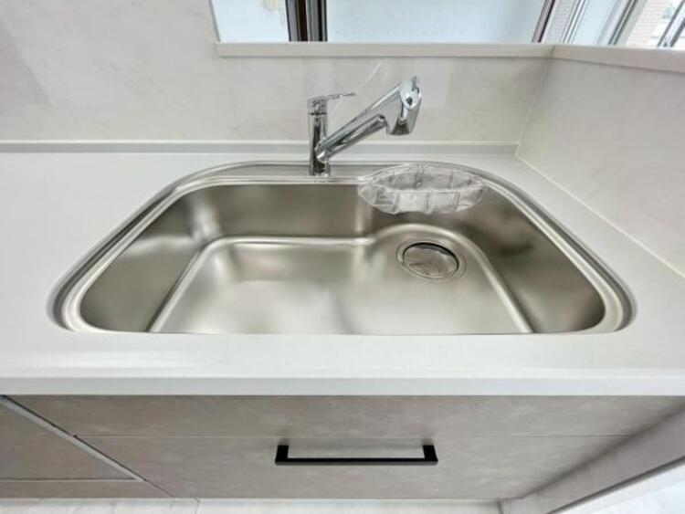 キッチン 鍋や大皿も洗える広々としたシンクです。ステンレスのため耐久性・お手入れしやすさも魅力です 
