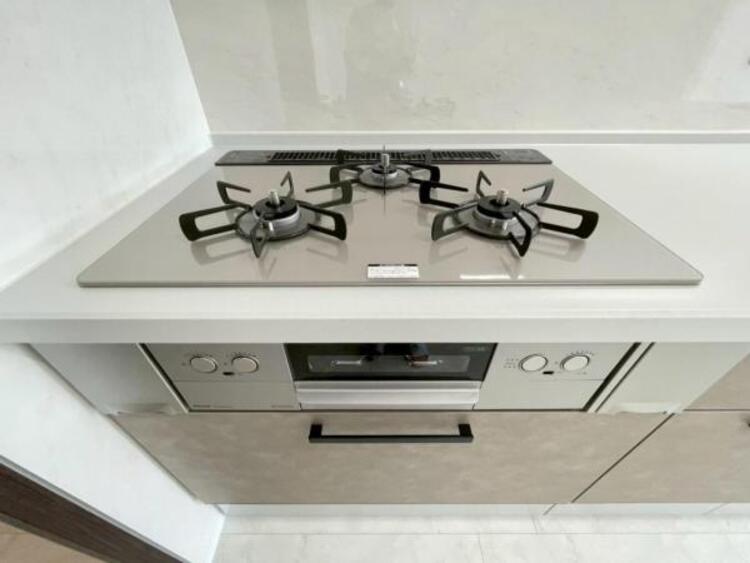 キッチン 毎日の料理に嬉しい3口コンロ。グリルもあり色んなレシピを楽しめそうです。 