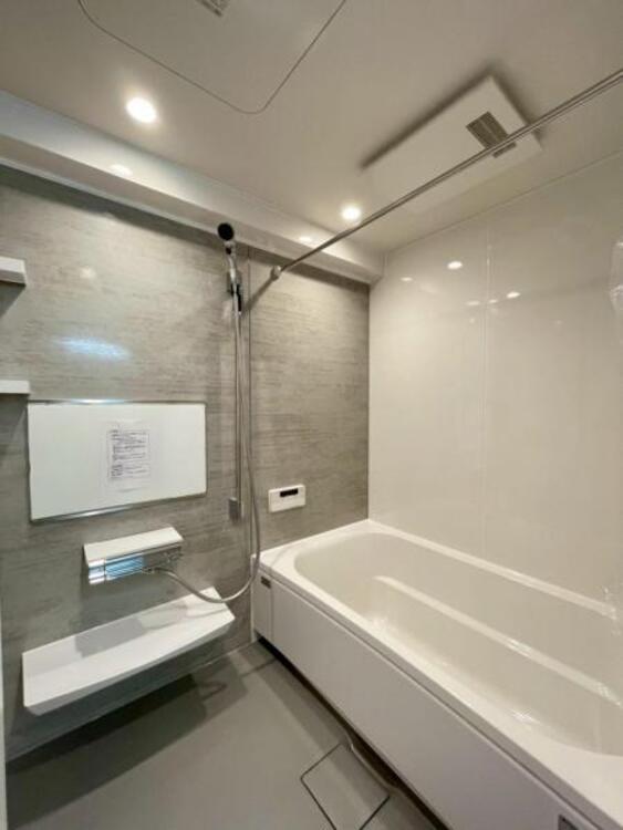 風呂 浴室乾燥機付きのバスルーム。足を伸ばしてリラックスができる安らぎの空間です 