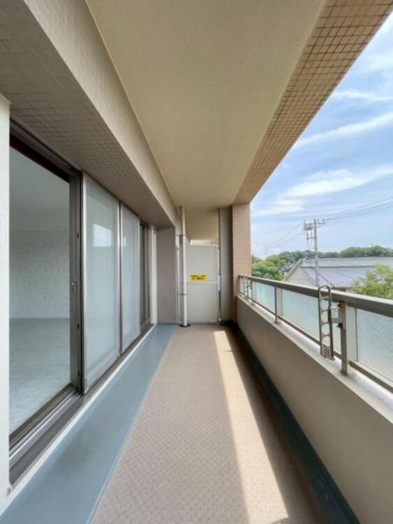 バルコニー 南西向きの明るいバルコニーは陽当たり良好で洗濯物が良く乾きます 