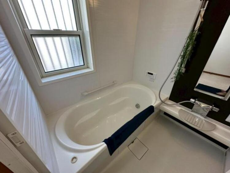 風呂 足を伸ばせる柔らかな曲線のバスタブが、日々の疲れを癒します 