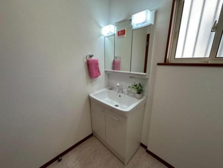 洗面 鏡面裏が収納となっており小物もすっきりと収納できる洗面台 