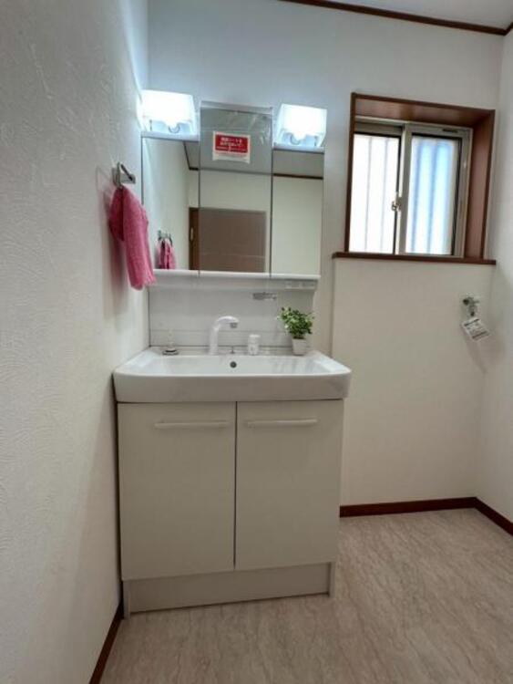 洗面 耐水性が高くお掃除が快適なクッションフロア採用の洗面室です  