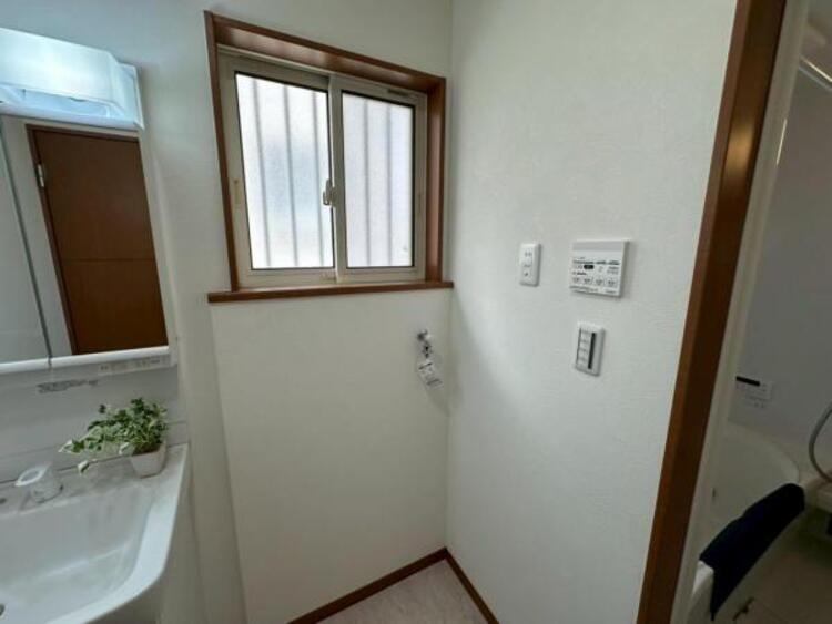 洗面 窓から外気を取り込み、換気のできるランドリースペース 