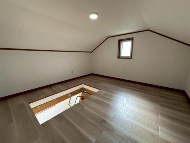 収納 シーズンオフのアイテムをすっきりと収納できる小屋裏収納 