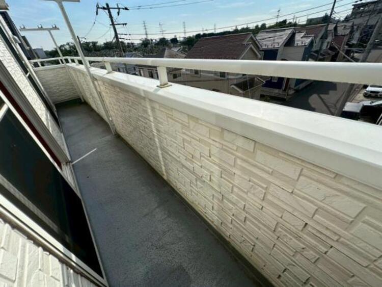 バルコニー 2部屋に面したバルコニーは陽当たり良好で洗濯物が良く乾きます 