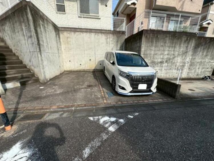 駐車場 大きな車も並列で2台駐車可能なカースペースです！
