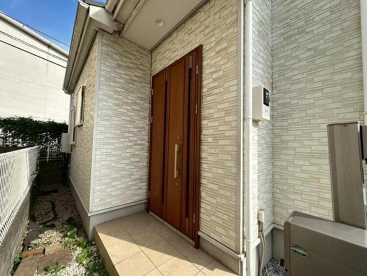 その他 ダブルロックの玄関で、防犯面も安心です