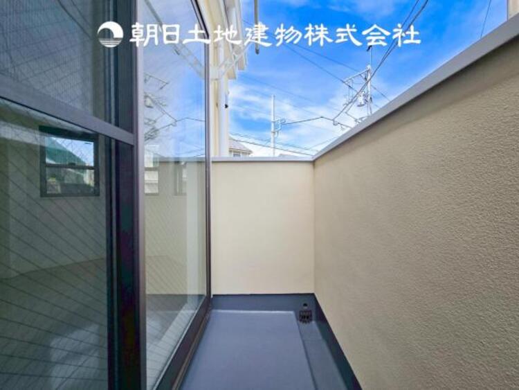 バルコニー 【バルコニー】温かい太陽を感じる事ができるのは、目の前に遮るものが無いから。彼方に広がる風景が絵画のように広がります。