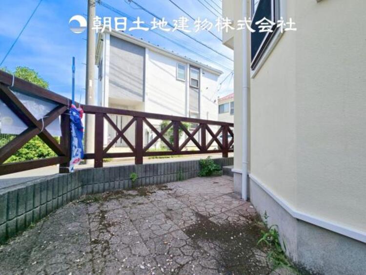 その他 【お庭】 年中大活躍のプライベート空間になるお庭は、ご家族の団らんの場として最適なスペース。 夏場にはご家族やご友人を招待してのＢＢＱやお子様の水遊びも楽しめますね！家族の思い出作りの場として。 