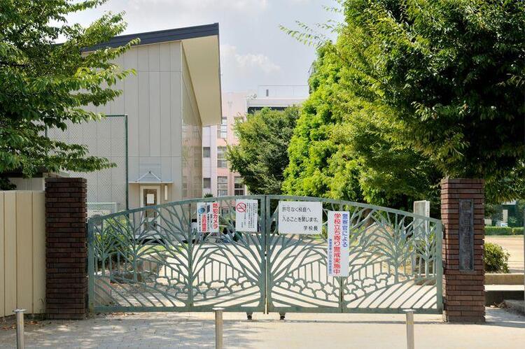 周辺 戸田市立新曽中学校