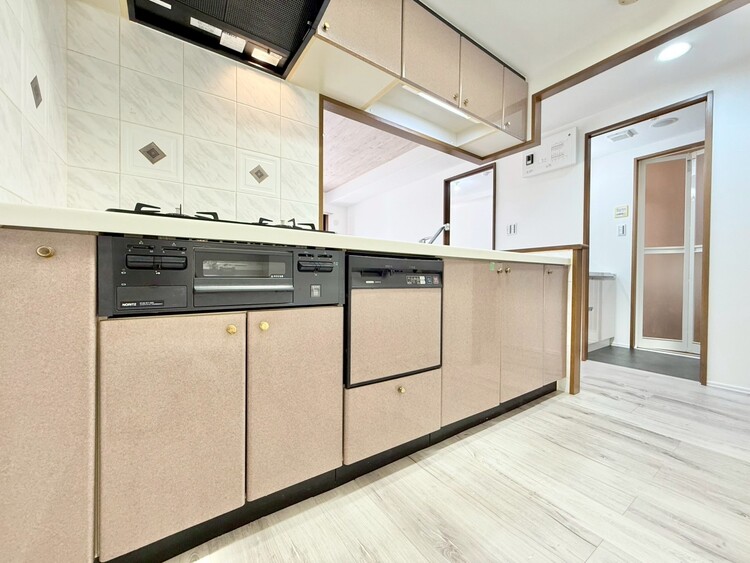 キッチン スマートな意匠と充実の機能を備えたキッチンが、暮らしにおいしい彩りを添えます。