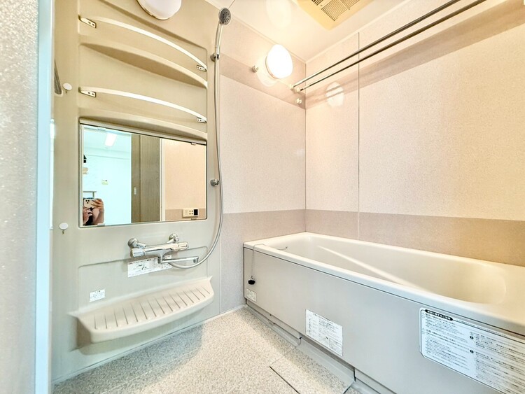 風呂 一日の疲れを癒すバスルームは、心地よいリラックスを叶える清潔感溢れる空間です。