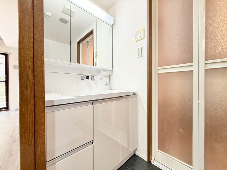 洗面 何かと物が増える場所だからこそ、スッキリと見映えの良い空間に。