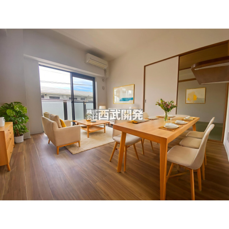 居間 【配置してある家具や小物はCGによるイメージです。】LDK９．７帖