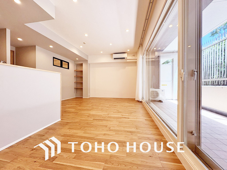 内装 バルコニーに面した明るいLDK約15帖